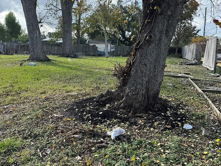 8605 Airline Dr — Photo 2