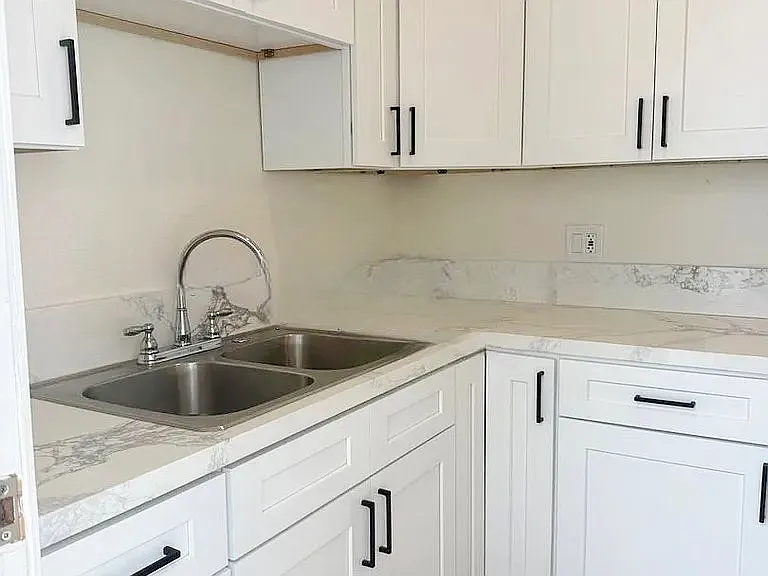 3 bed, 750 sqft, $2,288 — Photo 2
