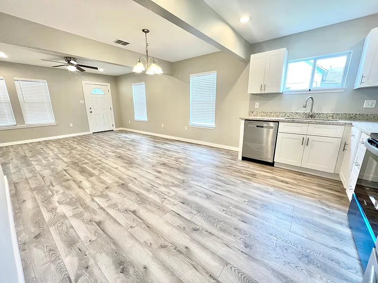 2035 Waverly Ave — Photo 21