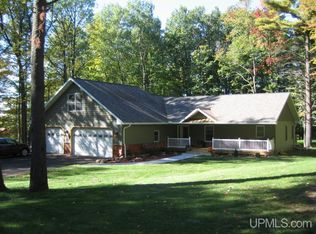 1241 Golfview Dr, Iron Mountain, MI 49801