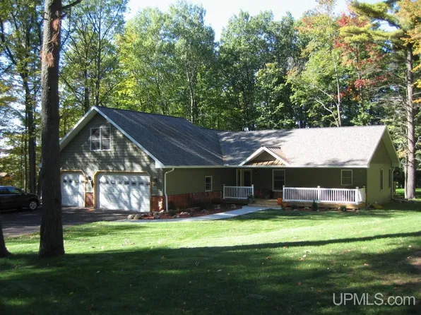 1241 Golfview Dr, Iron Mountain, MI 49801