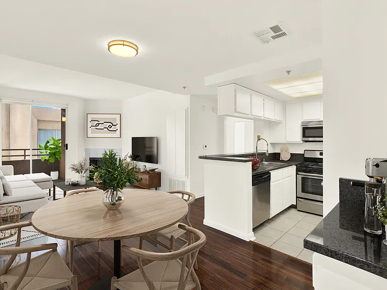 Peach Tree Court Apartments — Photo 1