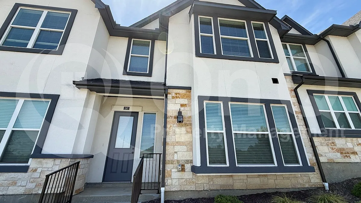 4 bed, 2.5 bath, 2159 sqft, $2,449 — Photo 2