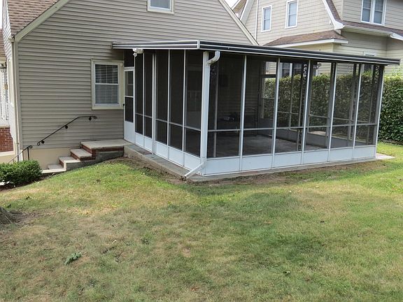 Screened in porch with Side yard