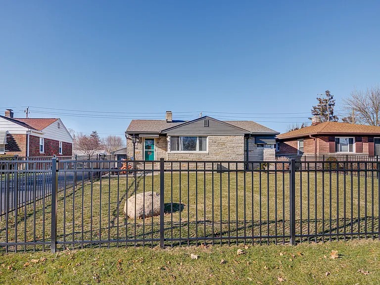 1052 N Layman Ave — Photo 2