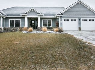 1996 Creek Wood Dr, Dubuque, IA 52003