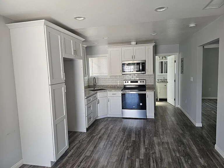 926 W Bayless St — Photo 3