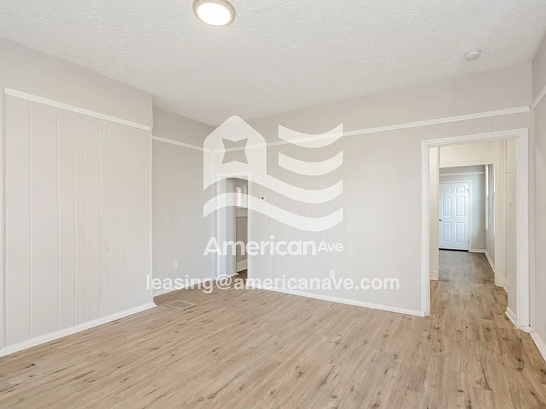 1237214_002_living_room_13633446.jpg
