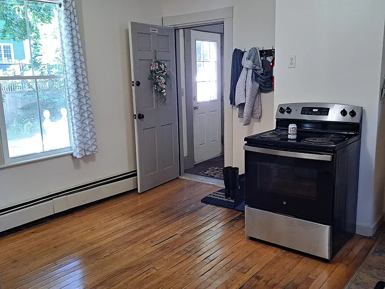 16 E Elm St #1 — Photo 5