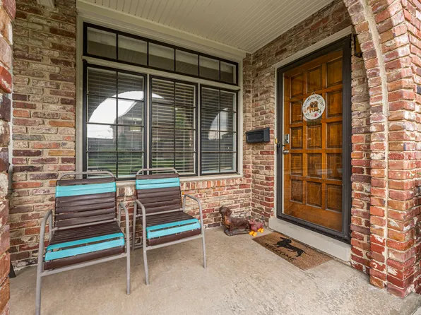 8383 Somerset Dr, Prairie Village, KS 66207