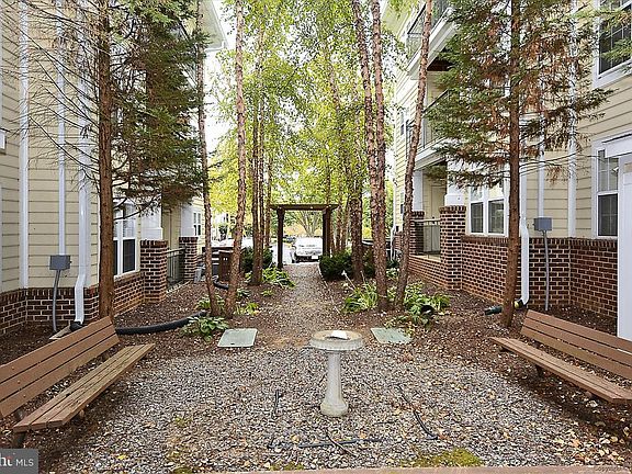 5th image of 935 Beacon Square Ct APT 18-W