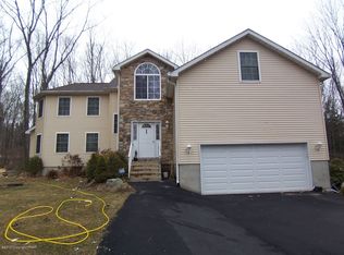 686 Wedgewood Lake Dr, Stroudsburg, PA 18360