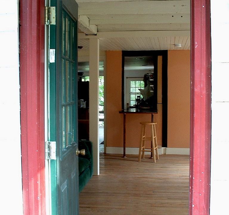 Entry to livingroom