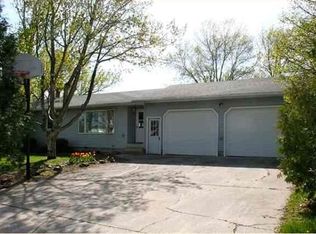 902 7th St N, Olivia, MN 56277