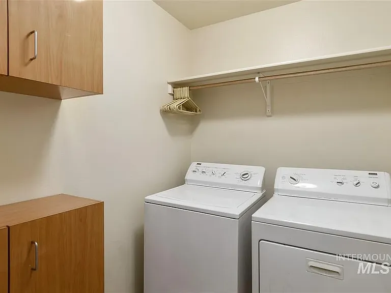 916 N Wolfsburg Ave — Photo 5