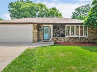 9S305 Rosehill Ln, Downers Grove, IL 60516