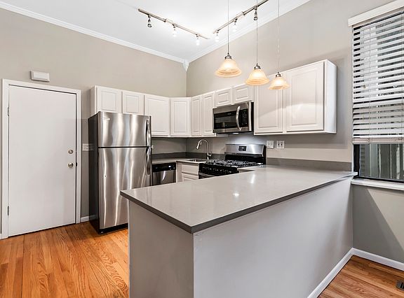 2nd image of 1637 W Wrightwood Ave #1S