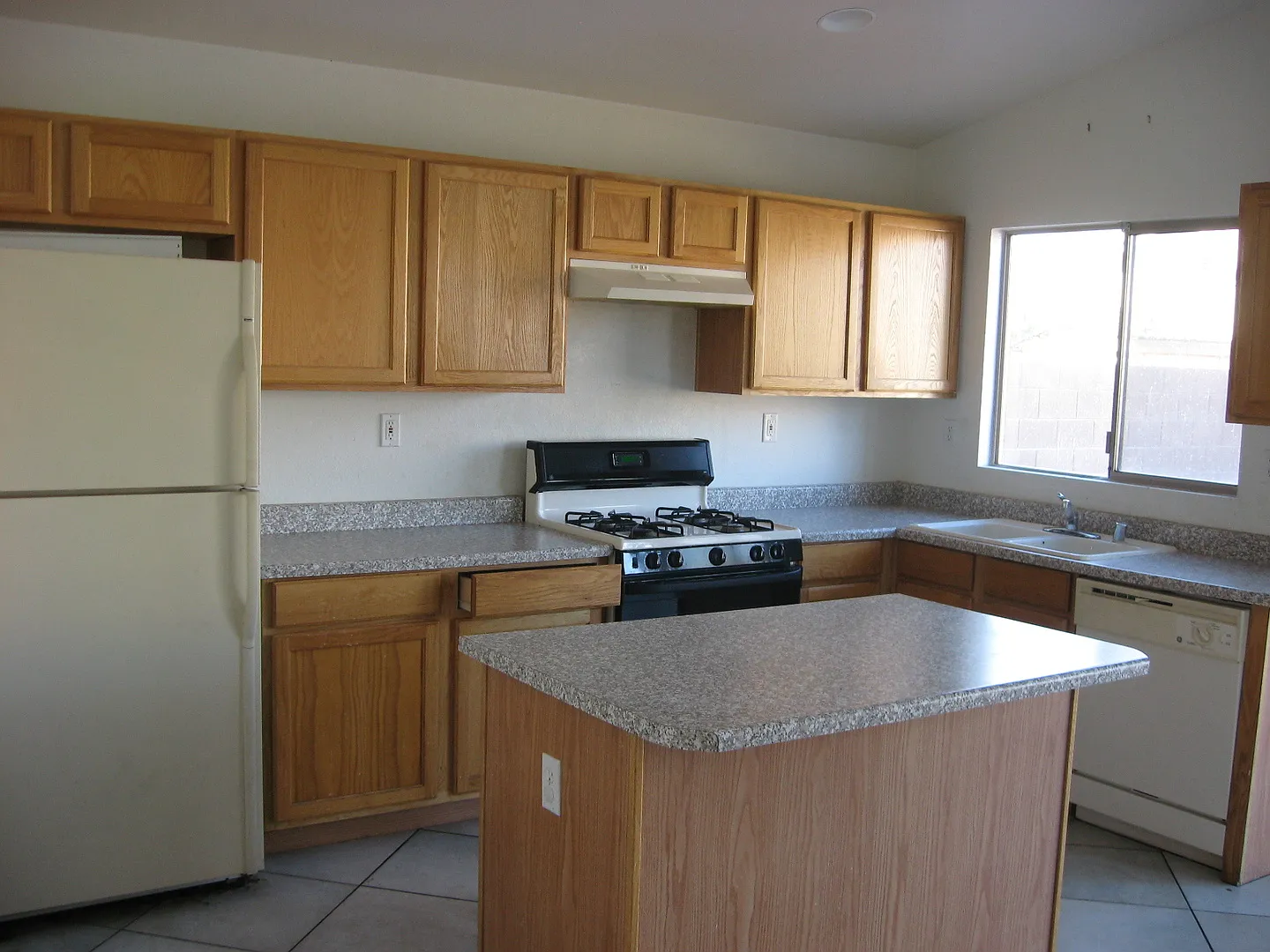 Beautiful Three Bedroom Home Available in Southern Highlands — Photo 2