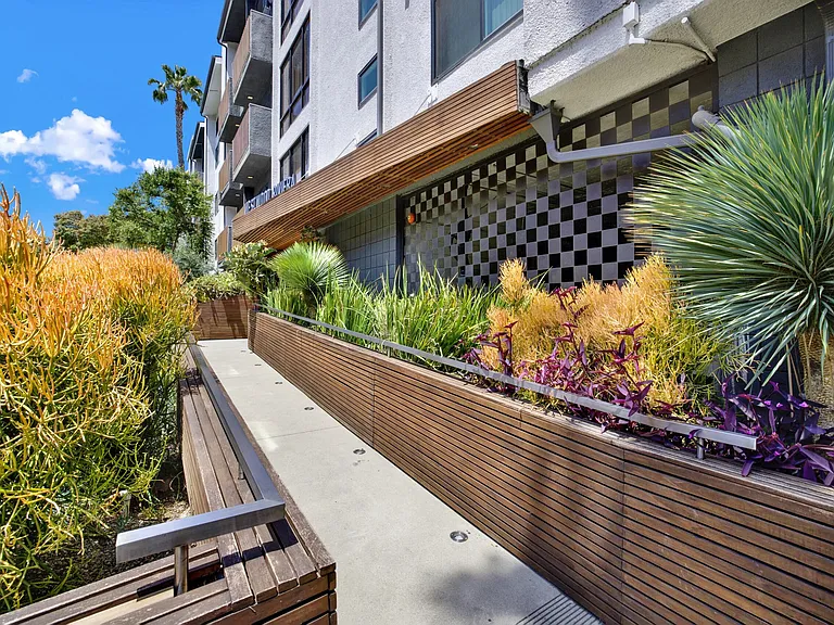 Westwood Riviera Apartments — Photo 32