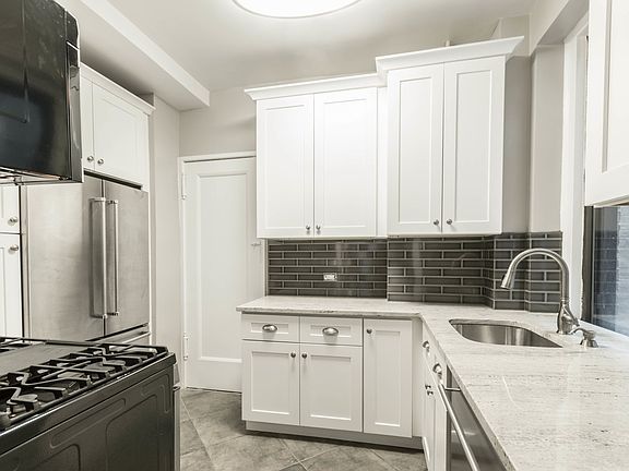 3rd image of 220 W 71st St APT 22