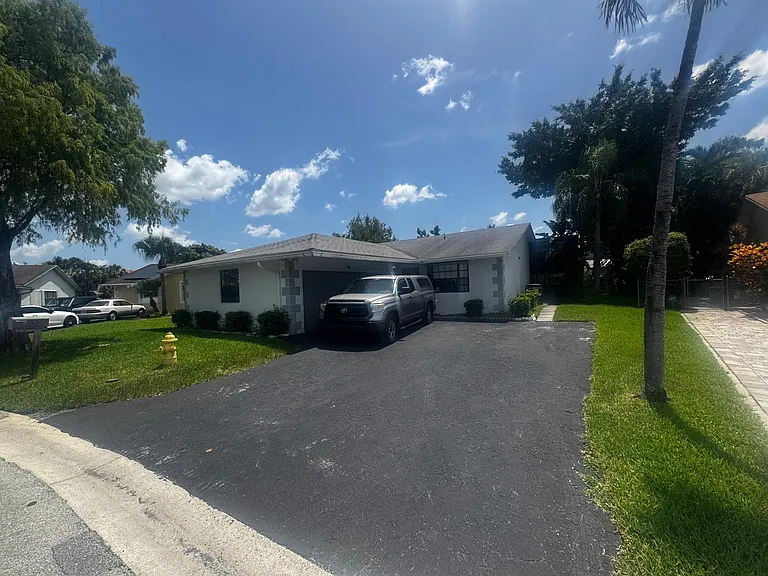 8848 NW 76th Ct — Photo 2