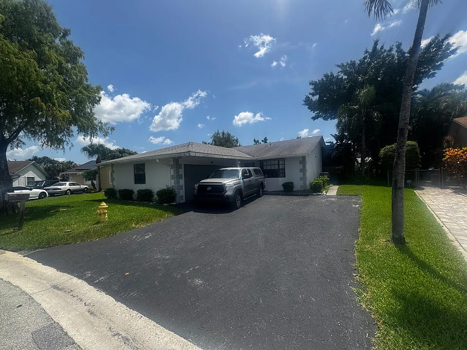 8848 NW 76th Ct