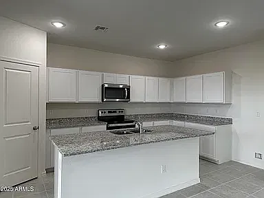 4 bed, 1912 sqft, $2,595 — Photo 4