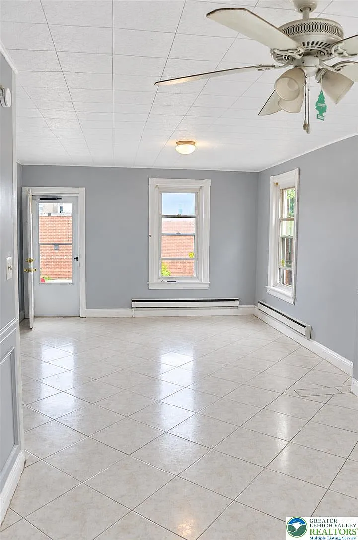 3 bed, 2.0 bath, 1253 sqft, $1,900 — Photo 2