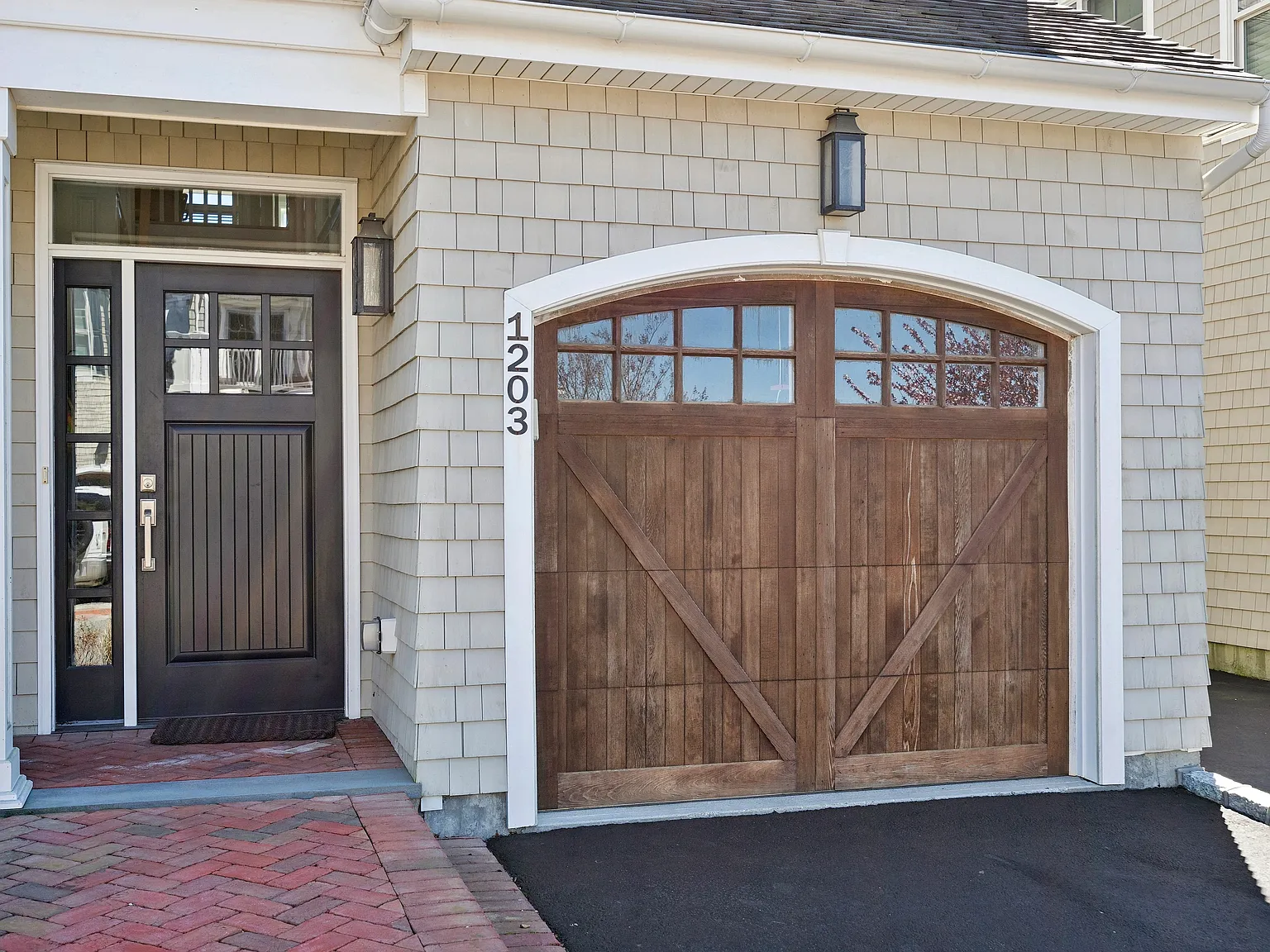 Southampton Village Recently Built Condo — Photo 3