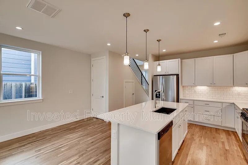 4 bed, 3.0 bath, 1800 sqft, $3,450 — Photo 4