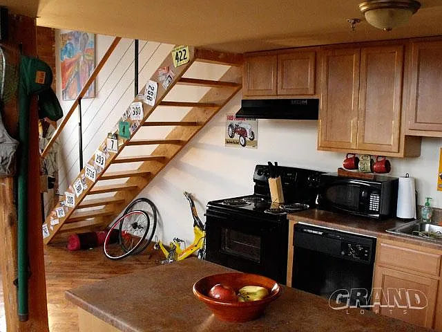 727 W Grand Blvd — Photo 4