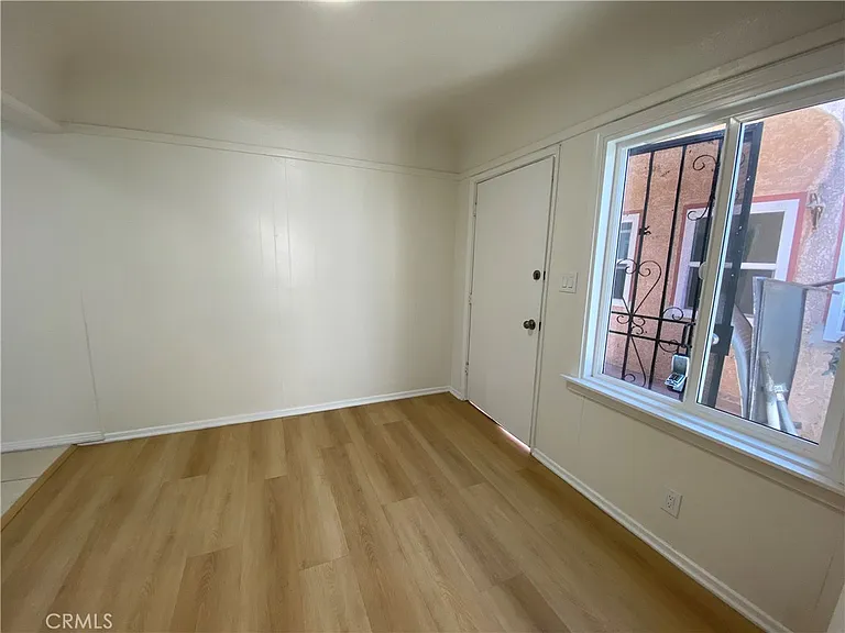 1366 W 37th Pl — Photo 10