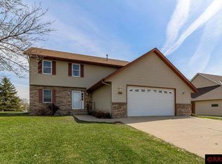 128 Falcon Dr, Mankato, MN 56001