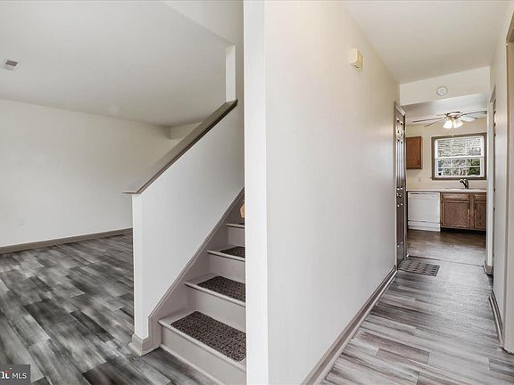 5th image of 129 Carriage House Dr