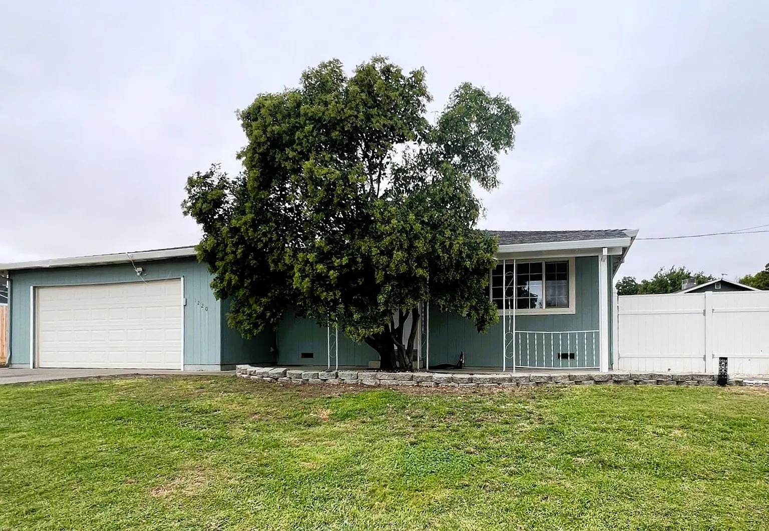 Charming 3 bedroom 2 bath home in Red Bluff — Photo 1