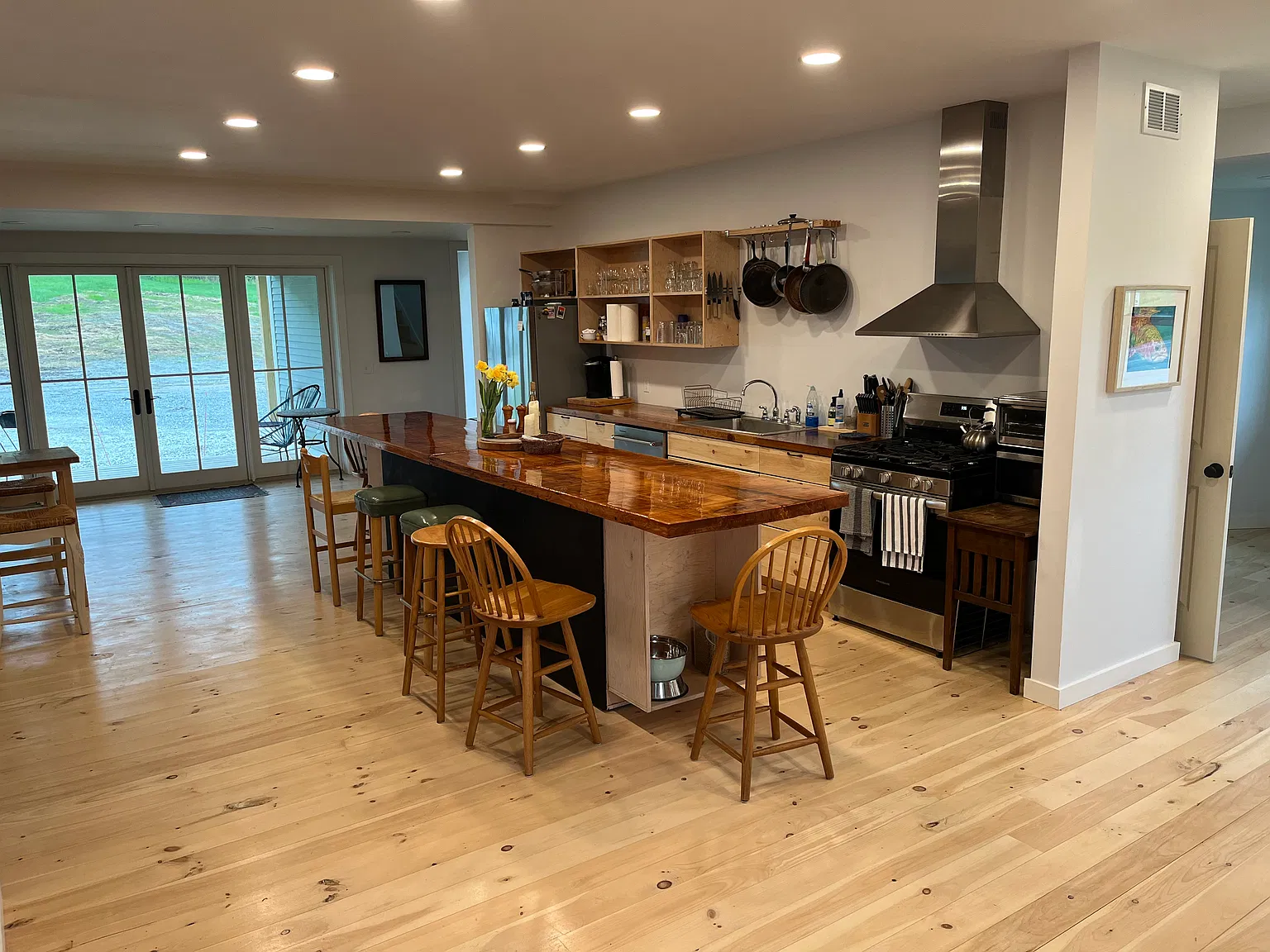 4 bed, 2.5 bath, 3400 sqft, $6,000 — Photo 1