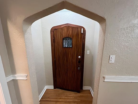 3rd image of 2045 W Magnolia Ave