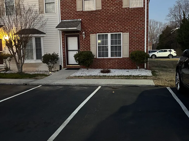 102 Jeremiah Ct — Photo 2
