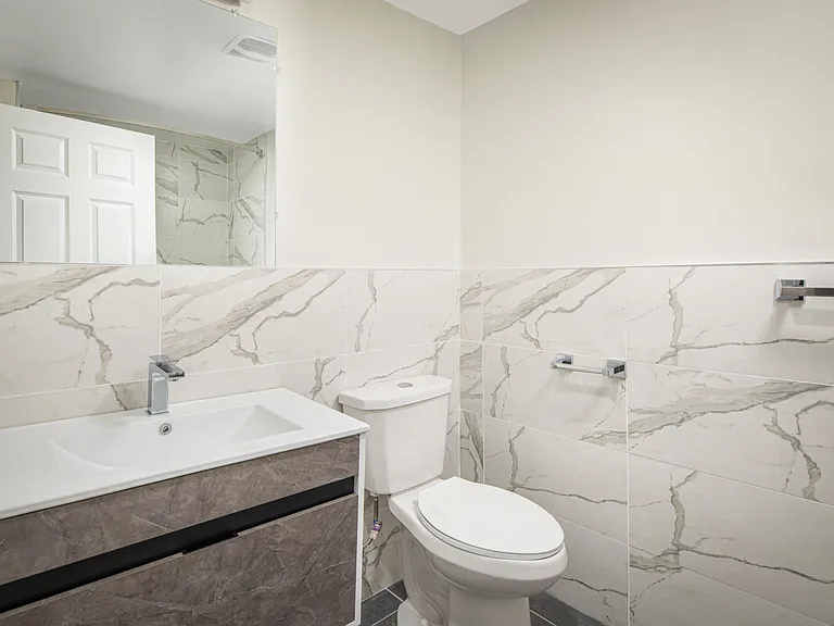 River Club Apartments — Photo 8