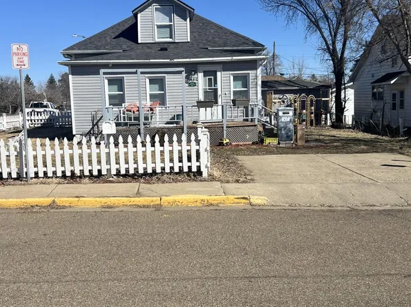 146 10th Ave W, Dickinson, ND 58601