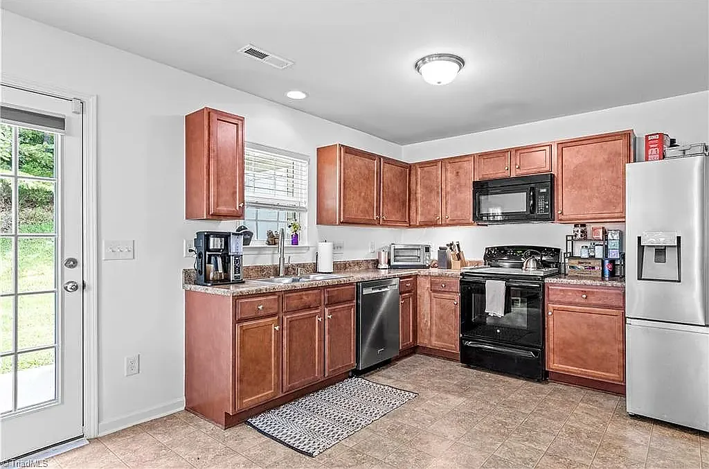 3 bed, 2.5 bath, 1530 sqft, $1,800 — Photo 4