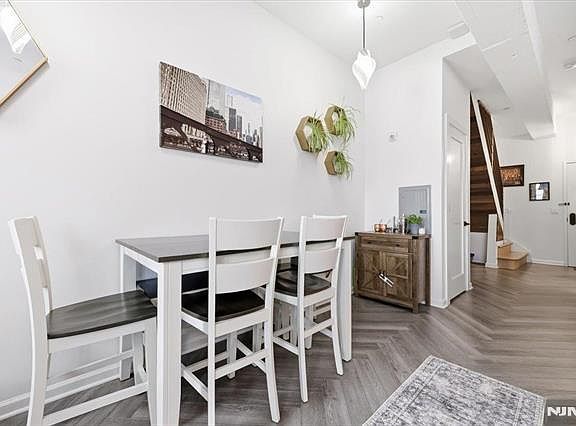 5th image of 142 Charles St #403