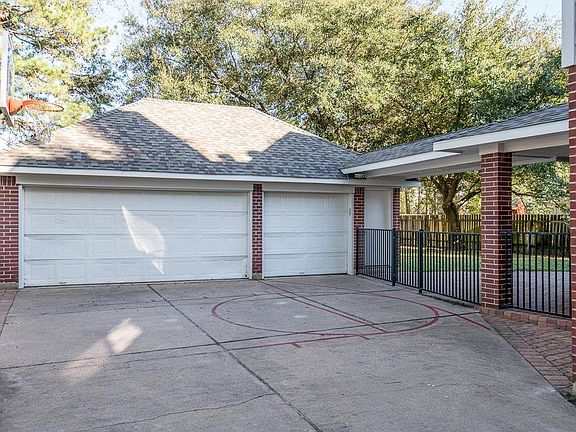 3rd image of 16618 Saint Johns Wood Dr