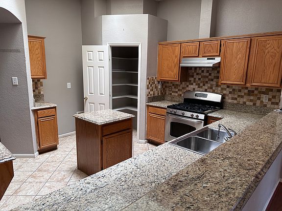 5th image of 1076 Jennifer Pl