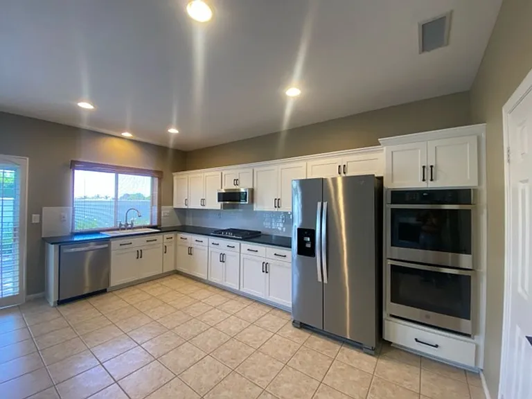 409 Lexington Cir — Photo 11