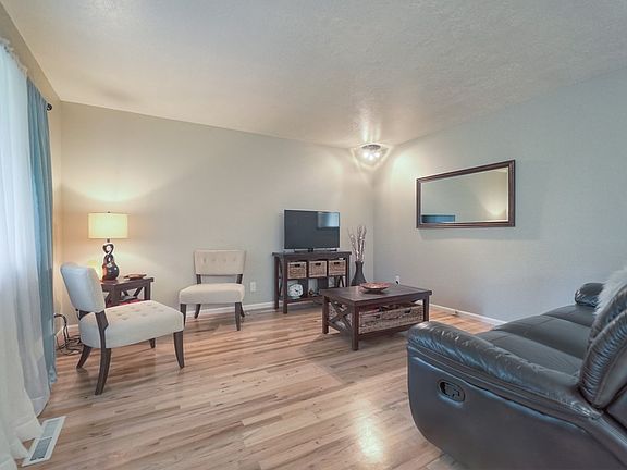 2nd image of 1885 Grandview Ct