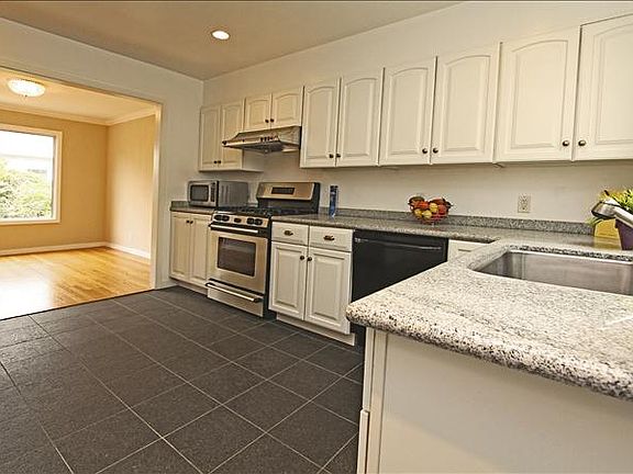 2nd image of 38A Heather Ave
