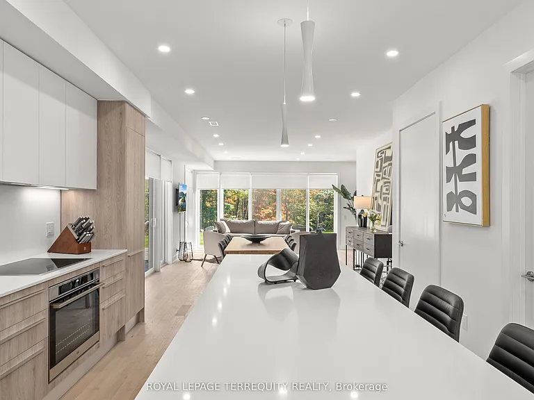 35 Rockmount Cres — Photo 4