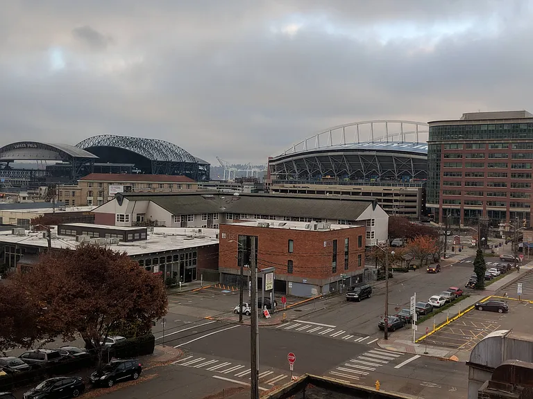 views of 2 Seattle stadiums, few minutis walk from the condo