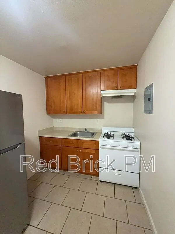 1 bed, 1.0 bath, 650 sqft, $895 — Photo 2